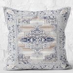 - K11534-Gorsel-2 - Realhomes RealHomes Gri Zeminde Retro Motifli Dokuma Halı Desenli Dijital Baskılı Yastık Kırlent Kılıfı Realhomes