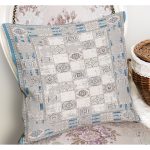 - K11535-Gorsel-1 - Realhomes RealHomes Gri - Mavi Zeminde Dokuma Halı Motifli Kilim Desenli Dijital Baskılı Yastık Kırlent Kılıfı Realhomes