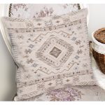 - K11542-Gorsel-1 - Realhomes RealHomes Krem Zeminde Retro Motifli Dokuma Desenli Dijital Baskılı Yastık Kırlent Kılıfı Realhomes