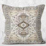 - K11556-Gorsel-2 - Realhomes RealHomes Bej Zeminde Hereke Motifli Kilim Desenli Dijital Baskılı Yastık Kırlent Kılıfı Realhomes