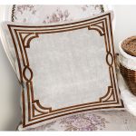 - K11557-Gorsel-1 - Realhomes RealHomes Kahverengi - Gri Zeminde Çerçeveli Motifli Klasik Desenli Dijital Baskılı Yastık Kırlent Kılıfı Realhomes