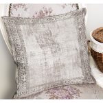 - K11568-Gorsel-1 - Realhomes RealHomes Krem - Gri Zeminde Çerçeveli Motifli Antik Desenli Dijital Baskılı Yastık Kırlent Kılıfı Realhomes