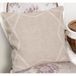 - K11574-Gorsel-1 - Realhomes  RealHomes Krem - Beyaz Zeminde Çerçeveli Motifli Dokuma Desenli Dijital Baskılı Yastık Kırlent Kılıfı Realhomes