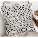 - K11581-Gorsel-1 - Realhomes RealHomes Gri - Siyah Zeminde Etnik Motifli Geleneksel Desenli Dijital Baskılı Yastık Kırlent Kılıfı Realhomes