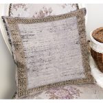 - K11582-Gorsel-1 - Realhomes RealHomes Gri - Bej Zeminde Çerçeveli Motifli Antik Desenli Dijital Baskılı Yastık Kırlent Kılıfı Realhomes