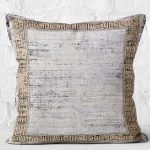 - K11582-Gorsel-2 - Realhomes RealHomes Gri - Bej Zeminde Çerçeveli Motifli Antik Desenli Dijital Baskılı Yastık Kırlent Kılıfı Realhomes