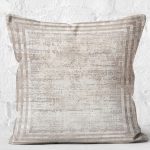 - K11584-Gorsel-2 - Realhomes RealHomes Krem - Bej Zeminde Çerçeveli Motifli Eskitme Desenli Dijital Baskılı Yastık Kırlent Kılıfı Realhomes