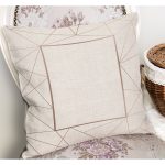 RealHomes Krem - Gold Zeminde Çerçeveli Motifli Klasik Desenli Dijital Baskılı Yastık Kırlent Kılıfı Realhomes