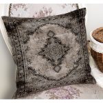 - K11593-Gorsel-1 - Realhomes RealHomes Siyah - Kahve Zeminde Kilim Motifli Uşak Desenli Dijital Baskılı Yastık Kırlent Kılıfı Realhomes