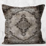 - K11593-Gorsel-2 - Realhomes RealHomes Siyah - Kahve Zeminde Kilim Motifli Uşak Desenli Dijital Baskılı Yastık Kırlent Kılıfı Realhomes