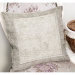 RealHomes Bej Zeminde Çerçeveli Motifli Antik Desenli Dijital Baskılı Yastık Kırlent Kılıfı Realhomes