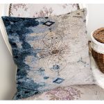 - K11600-Gorsel-1 - Realhomes RealHomes Mavi - Krem Zeminde Dokuma Halı Motifli Çiçek Desenli Dijital Baskılı Yastık Kırlent Kılıfı Realhomes