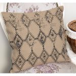 - K11603-Gorsel-1 - Realhomes RealHomes Kahverengi Zeminde Kilim Motifli Dokuma Desenli Dijital Baskılı Yastık Kırlent Kılıfı Realhomes