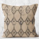 - K11603-Gorsel-2 - Realhomes RealHomes Kahverengi Zeminde Kilim Motifli Dokuma Desenli Dijital Baskılı Yastık Kırlent Kılıfı Realhomes