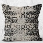 - K11604-Gorsel-2 - Realhomes RealHomes Siyah - Gri Zeminde Eskitme Motifli Antik Desenli Dijital Baskılı Yastık Kırlent Kılıfı Realhomes