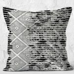 - K11605-Gorsel-2 - Realhomes RealHomes Siyah - Gri Zeminde Eskitme Motifli Kilm Desenli Dijital Baskılı Yastık Kırlent Kılıfı Realhomes
