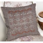 - K11606-Gorsel-1 - Realhomes RealHomes Kahverengi Zeminde Antik Motifli Dokuma Desenli Dijital Baskılı Yastık Kırlent Kılıfı Realhomes