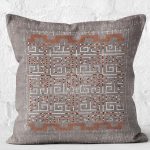 - K11606-Gorsel-2 - Realhomes RealHomes Kahverengi Zeminde Antik Motifli Dokuma Desenli Dijital Baskılı Yastık Kırlent Kılıfı Realhomes