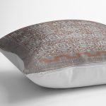 - K11606-Gorsel-3 - Realhomes RealHomes Kahverengi Zeminde Antik Motifli Dokuma Desenli Dijital Baskılı Yastık Kırlent Kılıfı Realhomes