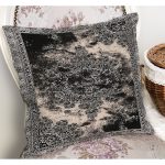 - K11612-Gorsel-1 - Realhomes RealHomes Siyah - Krem Zeminde Pers Motifli Antik Desenli Dijital Baskılı Yastık Kırlent Kılıfı Realhomes