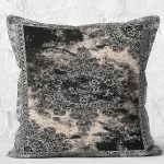- K11612-Gorsel-2 - Realhomes RealHomes Siyah - Krem Zeminde Pers Motifli Antik Desenli Dijital Baskılı Yastık Kırlent Kılıfı Realhomes