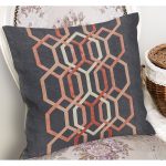 - K11614-Gorsel-1 - Realhomes RealHomes Kremit - Gri Zeminde Geometrik Motifli Örgü Desenli Dijital Baskılı Yastık Kırlent Kılıfı Realhomes