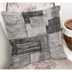 - K11622-Gorsel-1 - Realhomes RealHomes Siyah - Beyaz Zeminde Dokuma Halı Motifli Eskitme Desenli Dijital Baskılı Yastık Kırlent Kılıfı Realhomes