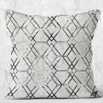 RealHomes Siyah - Gri Zeminde Geometrik Motifli Kilim Desenli Dijital Baskılı Yastık Kırlent Kılıfı Realhomes
