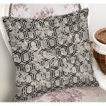 - K11631-Gorsel-1 - Realhomes RealHomes Gri - Siyah Zeminde Eskitme Motifli Geometrik Desenli Dijital Baskılı Yastık Kırlent Kılıfı Realhomes