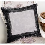 - K11635-Gorsel-1 - Realhomes RealHomes Siyah - Gri Zeminde Çerçeveli Motifli Dokuma Desenli Dijital Baskılı Yastık Kırlent Kılıfı Realhomes