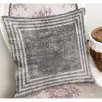 - K11638-Gorsel-1 - Realhomes RealHomes Gri - Beyaz Zeminde Çerçeveli Motifli Antik Desenli Dijital Baskılı Yastık Kırlent Kılıfı Realhomes