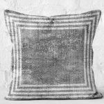 - K11638-Gorsel-2 - Realhomes RealHomes Gri - Beyaz Zeminde Çerçeveli Motifli Antik Desenli Dijital Baskılı Yastık Kırlent Kılıfı Realhomes