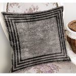 - K11639-Gorsel-1 - Realhomes RealHomes Kahverengi Zeminde Çerçeveli Motifli Eskitme Desenli Dijital Baskılı Yastık Kırlent Kılıfı Realhomes