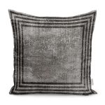 - K11639-Gorsel - Realhomes RealHomes Kahverengi Zeminde Çerçeveli Motifli Eskitme Desenli Dijital Baskılı Yastık Kırlent Kılıfı Realhomes