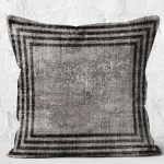 - K11639-Gorsel-2 - Realhomes RealHomes Kahverengi Zeminde Çerçeveli Motifli Eskitme Desenli Dijital Baskılı Yastık Kırlent Kılıfı Realhomes