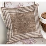 - K11640-Gorsel-1 - Realhomes RealHomes Kahverengi - Beyaz Zeminde Çerçeveli Motifli Dokuma Desenli Dijital Baskılı Yastık Kırlent Kılıfı Realhomes