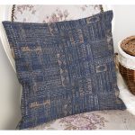 - K11648-Gorsel-1 - Realhomes RealHomes Mavi Zeminde Kilim Motifli Hereke Desenli Dijital Baskılı Yastık Kırlent Kılıfı Realhomes