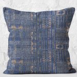 - K11648-Gorsel-2 - Realhomes RealHomes Mavi Zeminde Kilim Motifli Hereke Desenli Dijital Baskılı Yastık Kırlent Kılıfı Realhomes