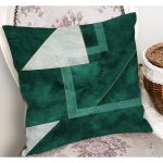 - K11669-Gorsel-1 - Realhomes RealHomes Yeşil Zeminde Dokuma Halı Motifli Geometrik Desenli Dijital Baskılı Yastık Kırlent Kılıfı Realhomes