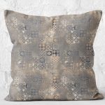 - K11680-Gorsel-2 - Realhomes RealHomes Gri - Bej Zeminde Eskitme Motifli Antik Desenli Dijital Baskılı Yastık Kırlent Kılıfı Realhomes