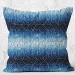 - K11686-Gorsel-2 - Realhomes RealHomes Gold - Lacivert Zeminde Geometrik Motifli Üçgen Desenli Dijital Baskılı Yastık Kırlent Kılıfı Realhomes