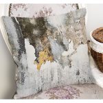 - K11688-Gorsel-1 - Realhomes RealHomes Sarı - Krem Zeminde Kanvas Motifli Duvar Desenli Dijital Baskılı Yastık Kırlent Kılıfı Realhomes