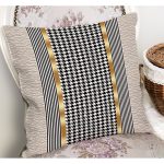 - K11689-Gorsel-1 - Realhomes RealHomes Gold - Siyah Zeminde Geometrik Motifli Kazayağı Desenli Dijital Baskılı Yastık Kırlent Kılıfı Realhomes