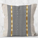 - K11689-Gorsel-2 - Realhomes RealHomes Gold - Siyah Zeminde Geometrik Motifli Kazayağı Desenli Dijital Baskılı Yastık Kırlent Kılıfı Realhomes