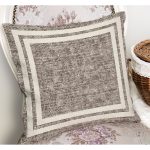 - K11695-Gorsel-1 - Realhomes RealHomes Ekru Zeminde Çerçeveli Motifli Örme Desenli Dijital Baskılı Yastık Kırlent Kılıfı Realhomes