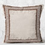 RealHomes Krem - Kahverengi Zeminde Çerçeveli Motifli Otantik Desenli Dijital Baskılı Yastık Kırlent Kılıfı Realhomes