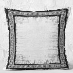 - K11698-Gorsel-2 - Realhomes RealHomes Gri - Siyah Zeminde Çerçeveli Motifli Eskitme Desenli Dijital Baskılı Yastık Kırlent Kılıfı Realhomes