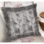 - K11707-Gorsel-1 - Realhomes RealHomes Gri - Siyah Zeminde Çerçeveli Motifli Antik Desenli Dijital Baskılı Yastık Kırlent Kılıfı Realhomes