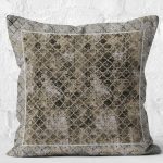 - K11709-Gorsel-2 - Realhomes RealHomes Kahverengi - Gri Zeminde Çerçeveli Motifli Morrocan Desenli Dijital Baskılı Yastık Kırlent Kılıfı Realhomes