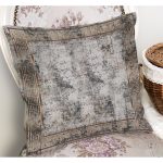 - K11710-Gorsel-1 - Realhomes RealHomes Gri Zeminde Çerçeveli Motifli Eskitme Desenli Dijital Baskılı Yastık Kırlent Kılıfı Realhomes